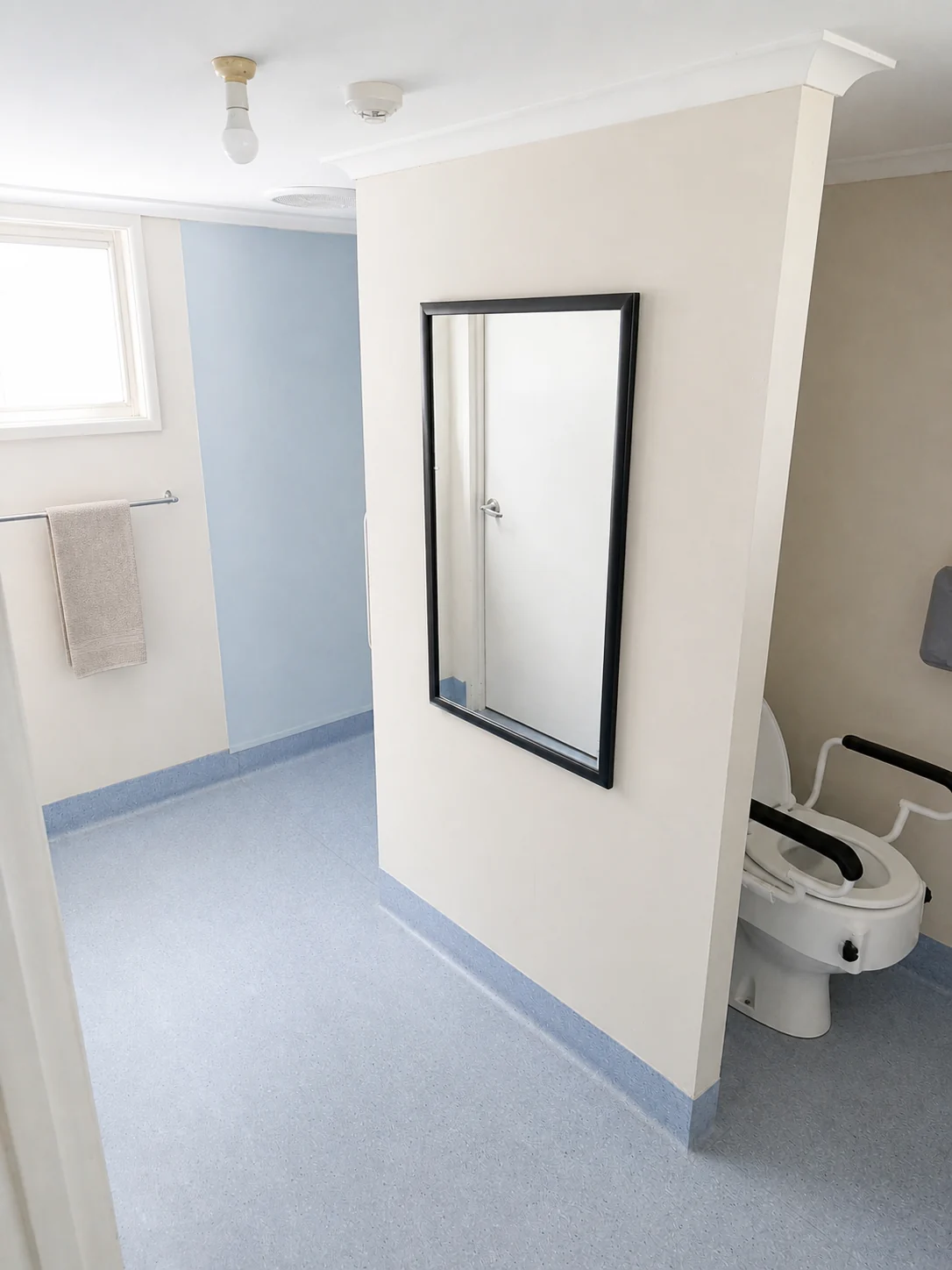 Accessible bathroom at Mallee House